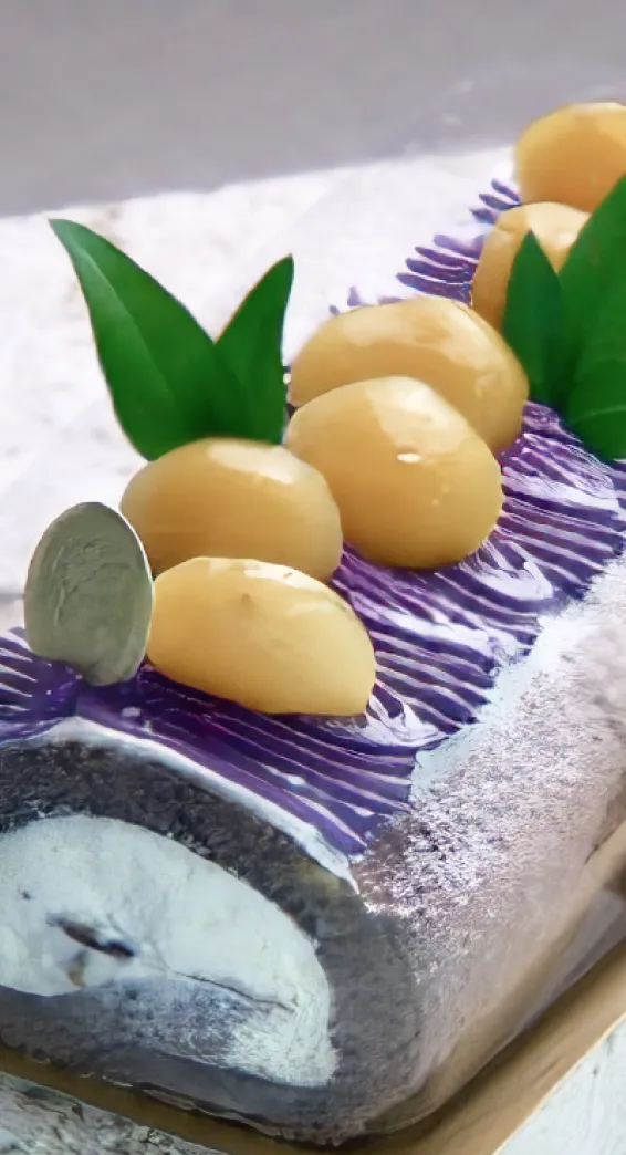 紅イモのロールケーキ